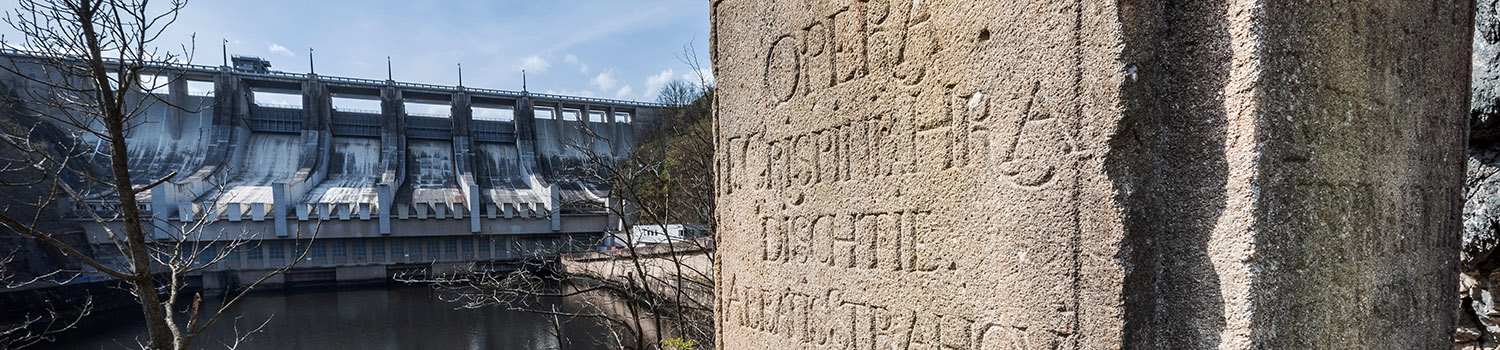 Přehrada Slapy a tzv. Ferdinandův sloup s latinským nápisem z bývalých Svatojánských proudů